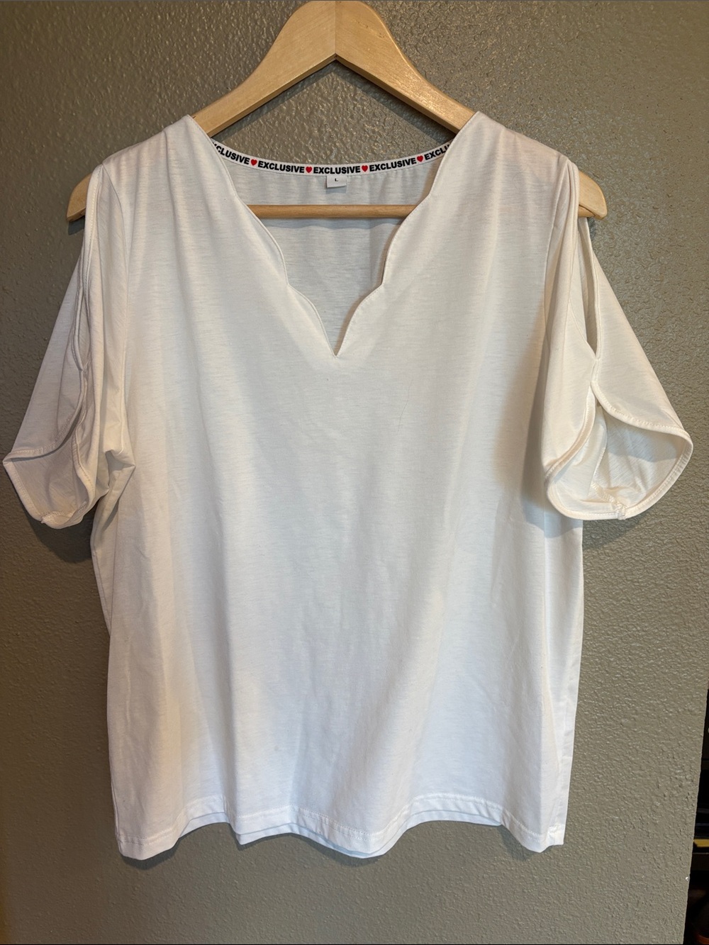 Women’s White Short-Sleeve V-Notch Tee size Large